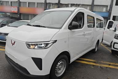 Used Wuling Yangguang 2024 300KM Comfort Version Passenger Van 75kW