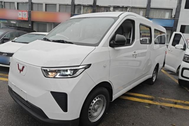 Used Wuling Yangguang 2024 300KM Comfort Version Passenger Van 75kW