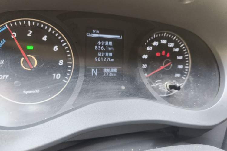 Used Wuling Yangguang 2024 300KM Comfort Version Passenger Van 75kW Odometer Close Up