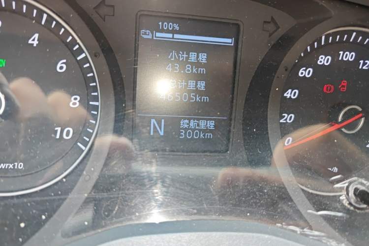 Used Wuling Yangguang 2024 300KM Comfort Version Passenger Van 75kW Odometer Close Up