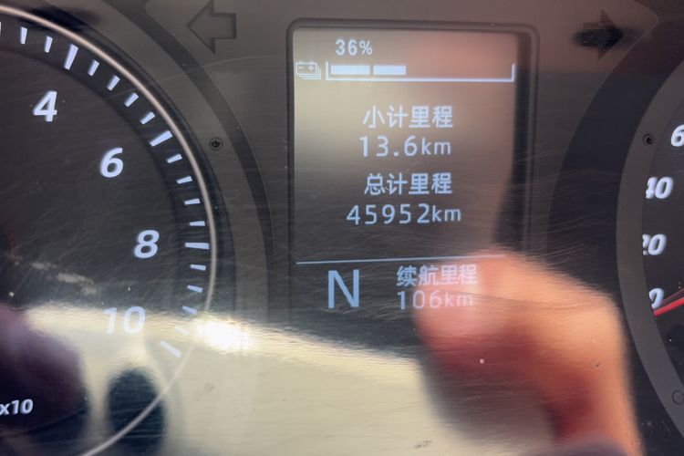 Used Wuling Yangguang 2024 300km Range Practical Window-Sealed Version 60kW Odometer Close Up