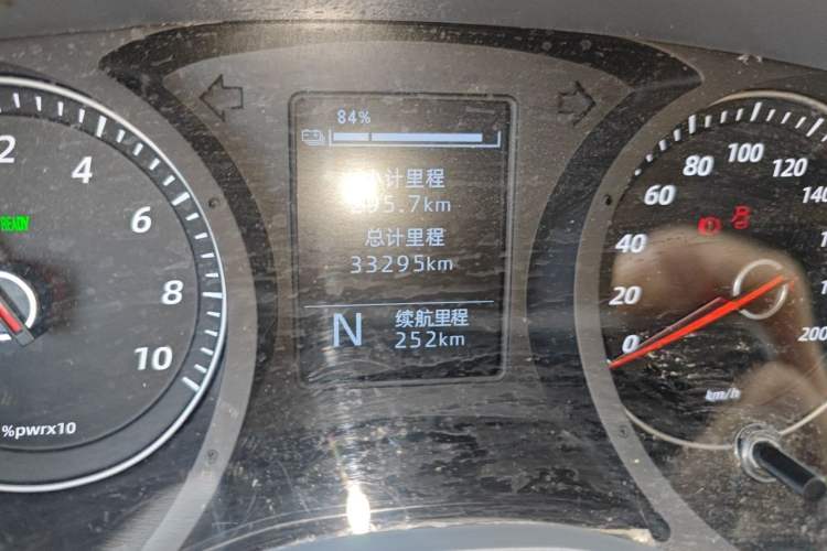 Used Wuling Yangguang 2024 300km Comfort-Grade Passenger Van 60kW Odometer Close Up