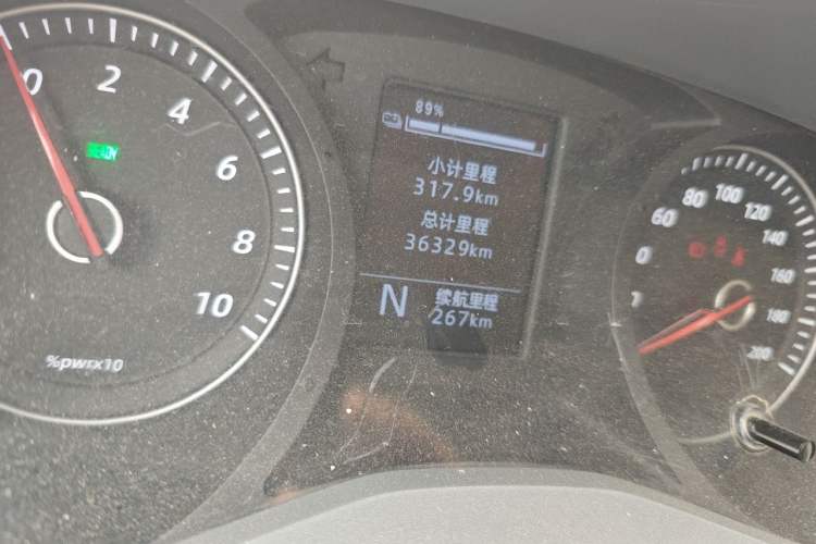 Used Wuling Yangguang 2024 300km Comfort-Grade Passenger Van 60kW Odometer Close Up
