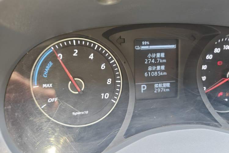 Used Wuling Yangguang 2024 300KM Comfort Version Passenger Van 75kW Odometer Close Up