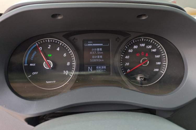 Used Wuling Yangguang 2024 300KM Comfort Version Passenger Van 75kW Odometer Close Up
