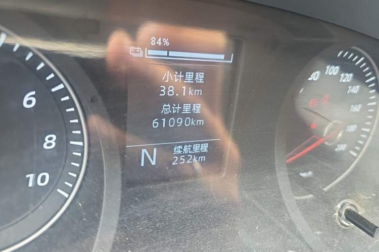 Used Wuling Yangguang 2024 300KM Comfort Version Passenger Van 75kW Odometer Close Up