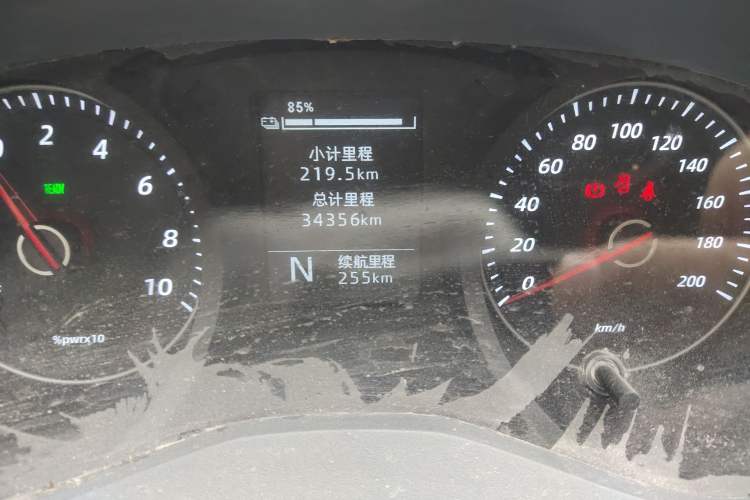 Used Wuling Yangguang 2024 300km Comfort Version with Sealed Windows 60kW Odometer Close Up