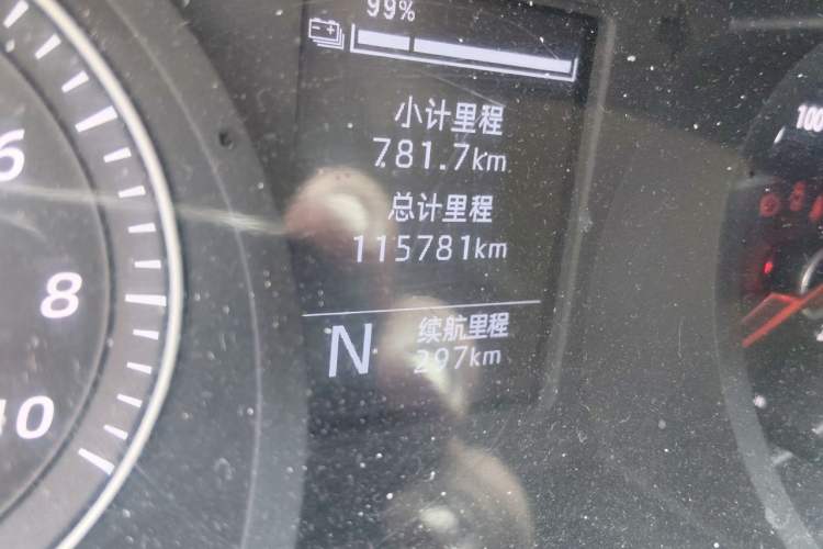 Used Wuling Yangguang 2024 300KM Comfort Version Passenger Van 75kW Odometer Close Up
