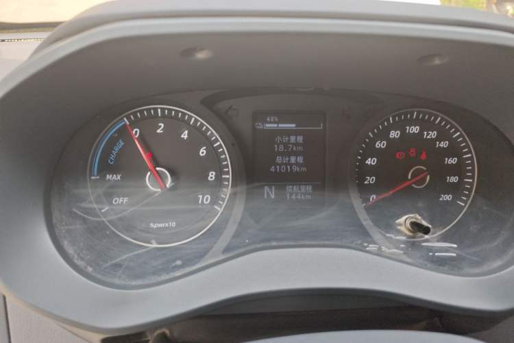 Used Wuling Yangguang 2024 300km Comfort-Grade Passenger Van 60kW Odometer Close Up