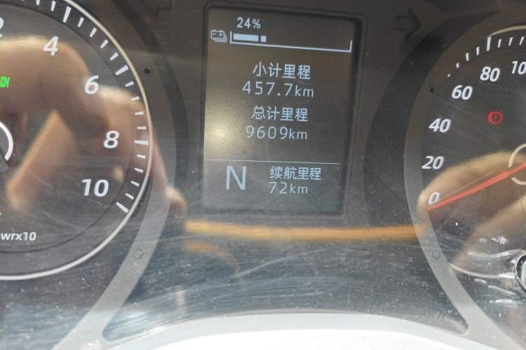 Used Wuling Yangguang 2024 300KM Comfort Version Passenger Van 75kW Odometer Close Up