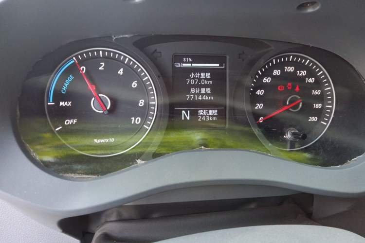 Used Wuling Yangguang 2024 300km Comfort-Grade Passenger Van 60kW Odometer Close Up