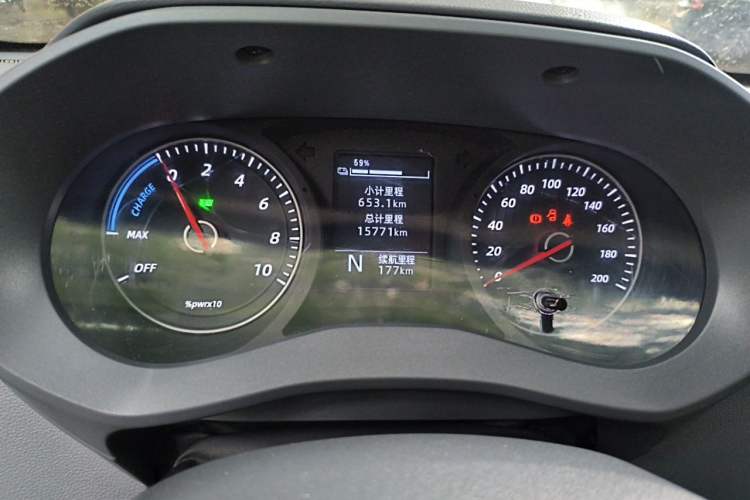 Used Wuling Yangguang 2024 300KM Comfort Version Passenger Van 75kW Odometer Close Up