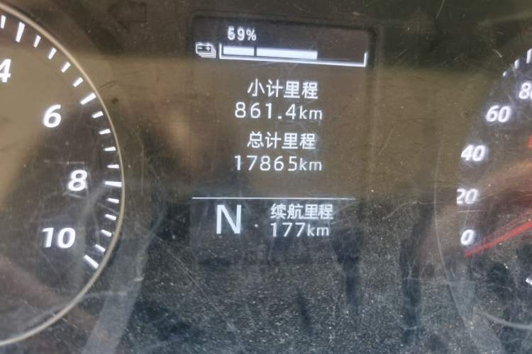 Used Wuling Yangguang 2024 300KM Comfort Version Passenger Van 75kW Odometer Close Up