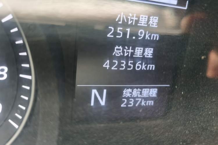 Used Wuling Yangguang 2024 300KM Comfort Version Passenger Van 75kW Odometer Close Up