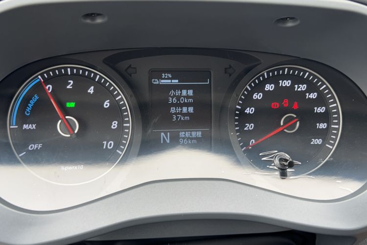 Used Wuling Yangguang 2024 300KM Comfort Version Passenger Van 75kW Odometer Close Up