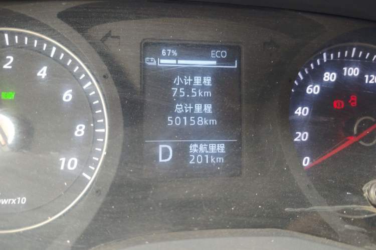 Used Wuling Yangguang 2024 300KM Comfort Version Passenger Van 75kW Odometer Close Up