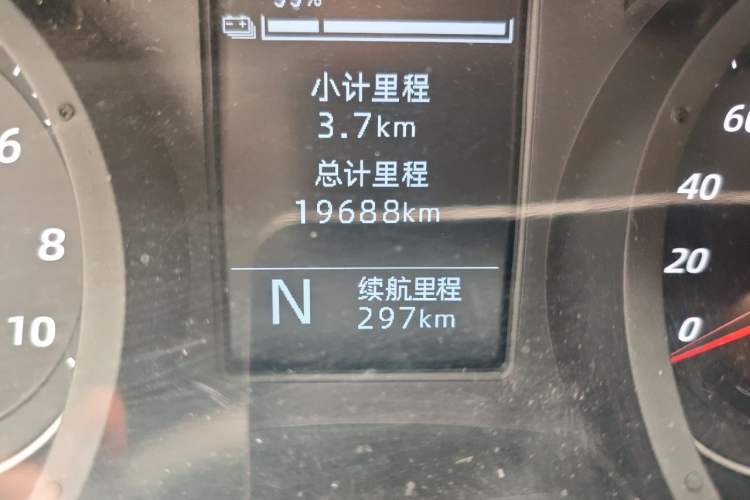 Used Wuling Yangguang 2024 300KM Comfort Version Passenger Van 75kW Odometer Close Up