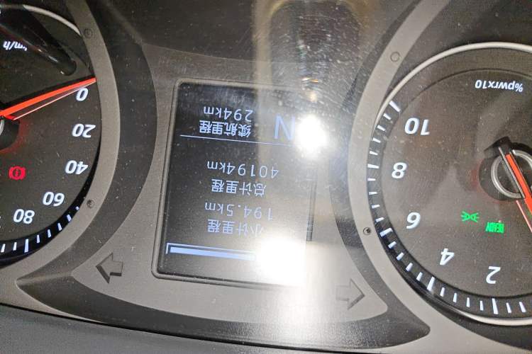 Used Wuling Yangguang 2024 300KM Comfort Version Passenger Van 75kW Odometer Close Up