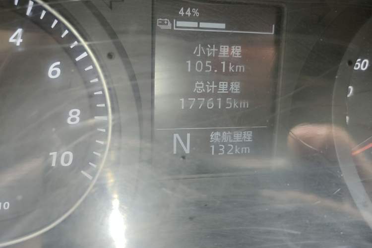 Used Wuling Yangguang 2024 300km Comfort-Grade Passenger Van 60kW Odometer Close Up