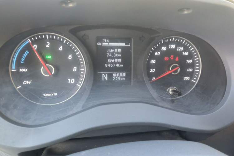 Used Wuling Yangguang 2024 300km Comfort Version with Sealed Windows 60kW Odometer Close Up
