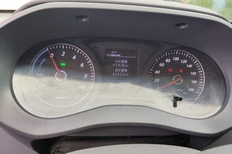 Used Wuling Yangguang 2024 300km Comfort-Grade Passenger Van 60kW Odometer Close Up