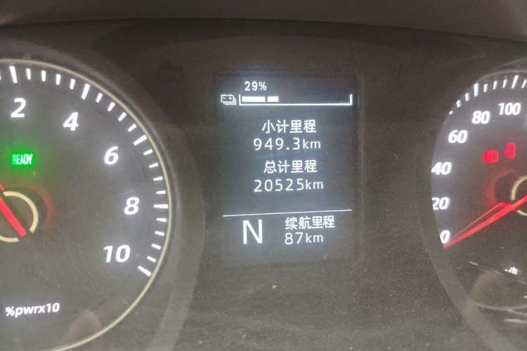 Used Wuling Yangguang 2024 300km Comfort-Grade Passenger Van 60kW Odometer Close Up