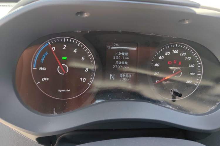 Used Wuling Yangguang 2024 300km Comfort-Grade Passenger Van 60kW Odometer Close Up