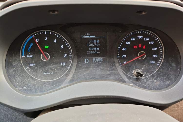Used Wuling Yangguang 2024 300km Range Practical Window-Sealed Version 60kW Odometer Close Up