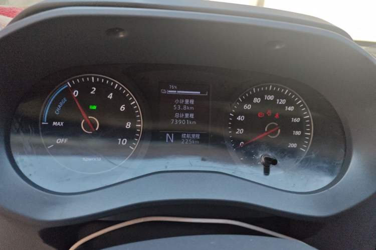 Used Wuling Yangguang 2024 300km Comfort-Grade Passenger Van 60kW Odometer Close Up