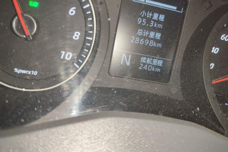 Used Wuling Yangguang 2024 300KM Comfort Version Passenger Van 75kW Odometer Close Up
