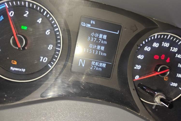Used Wuling Yangguang 2024 300KM Comfort Version Passenger Van 75kW Odometer Close Up