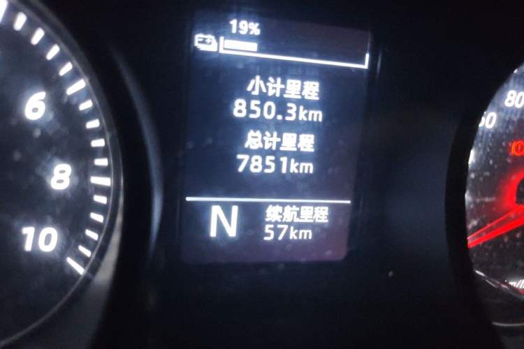 Used Wuling Yangguang 2024 300KM Comfort Version Passenger Van 75kW Odometer Close Up
