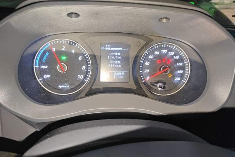 Used Wuling Yangguang 2024 300KM Comfort Version Passenger Van 75kW Odometer Close Up