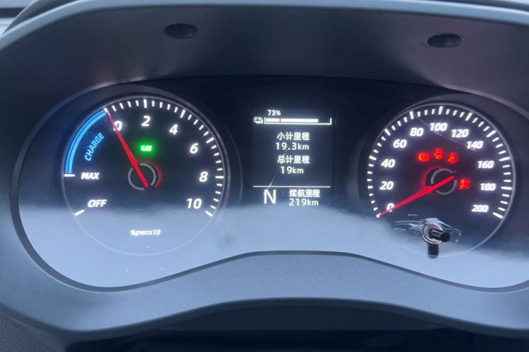 Used Wuling Yangguang 2024 300KM Comfort Version Passenger Van 75kW Odometer Close Up