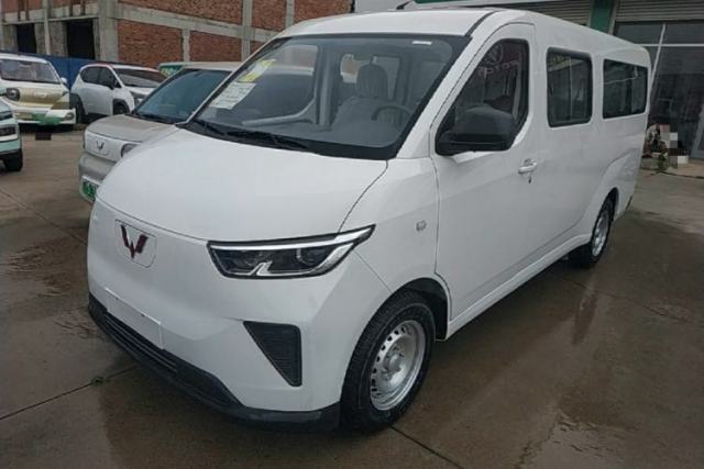Used Wuling Yangguang 2024 300KM Comfort Version Passenger Van 75kW