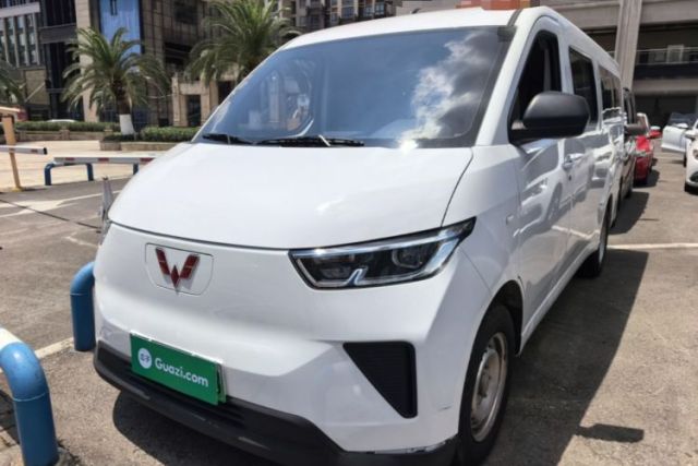 Used Wuling Yangguang 2024 300KM Comfort Version Passenger Van 75kW