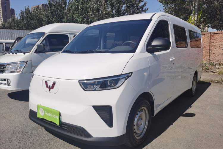 Wuling Yangguang 2024 300KM Comfort Version Passenger Van 75kW