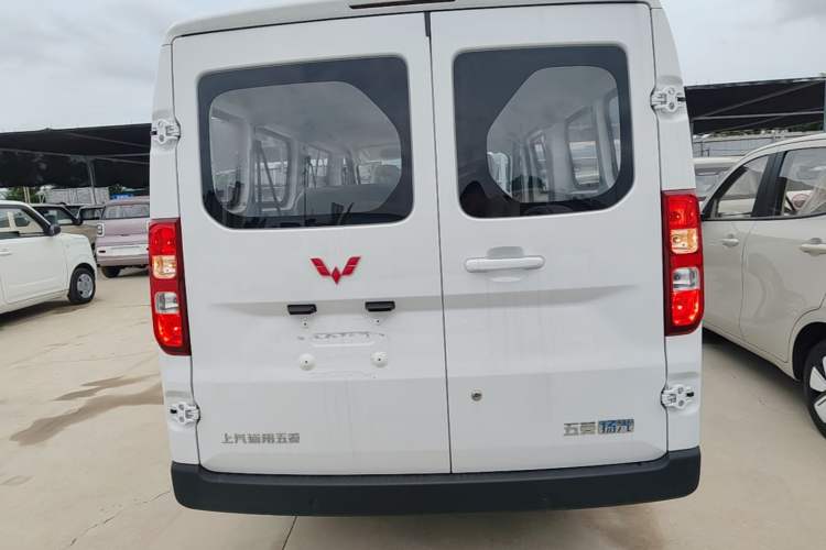 Used Wuling Yangguang 2024 300KM Comfort Version Passenger Van 75kW Rear