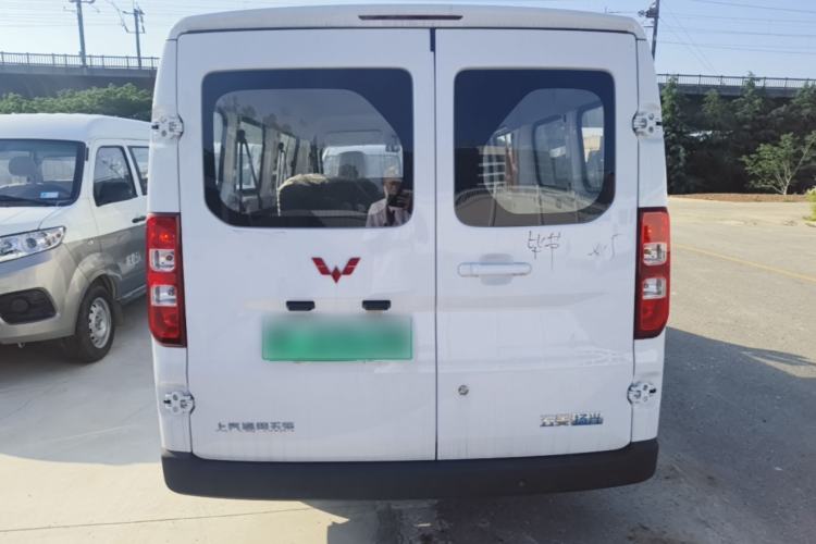 Used Wuling Yangguang 2024 300KM Comfort Version Passenger Van 75kW Rear