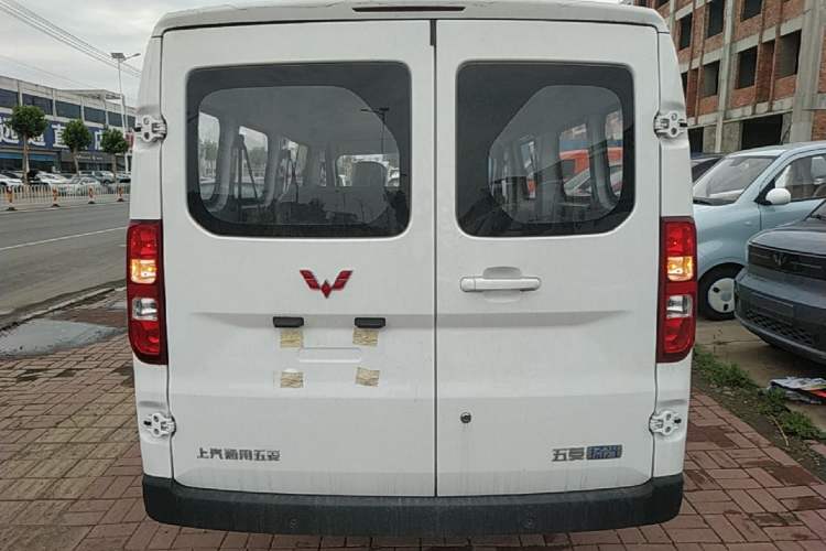 Used Wuling Yangguang 2024 300KM Comfort Version Passenger Van 75kW Rear