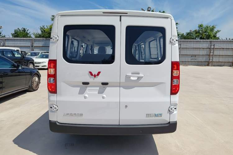 Used Wuling Yangguang 2024 300KM Comfort Version Passenger Van 75kW Rear