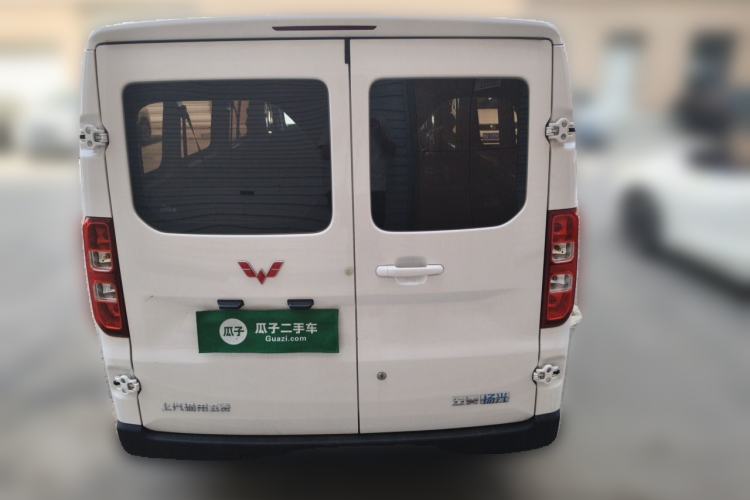 Used Wuling Yangguang 2024 300KM Comfort Version Passenger Van 75kW Rear