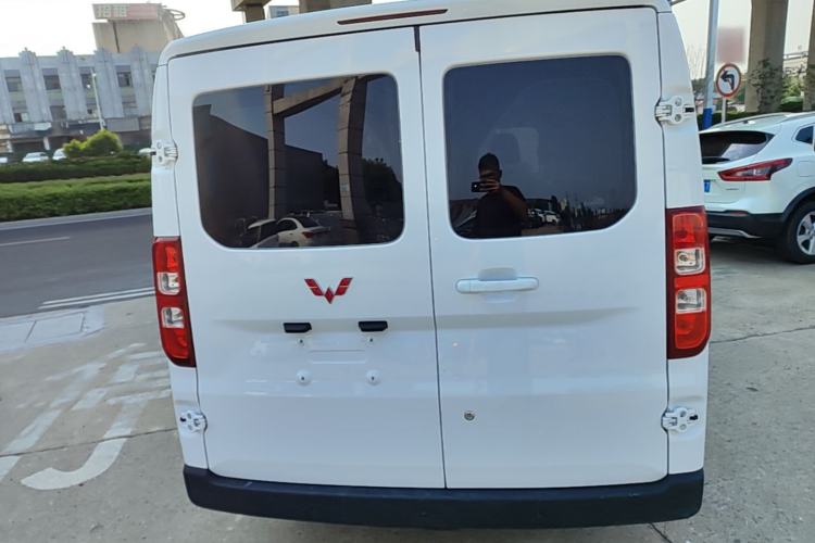 Used Wuling Yangguang 2024 300KM Comfort Version Passenger Van 75kW Rear
