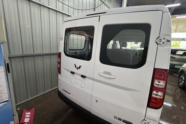 Used Wuling Yangguang 2024 300KM Comfort Version Passenger Van 75kW Rear