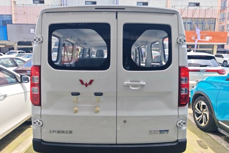 Used Wuling Yangguang 2024 300KM Comfort Version Passenger Van 75kW Rear