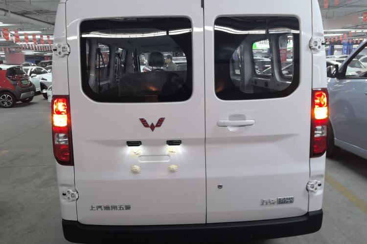 Used Wuling Yangguang 2024 300KM Comfort Version Passenger Van 75kW Rear