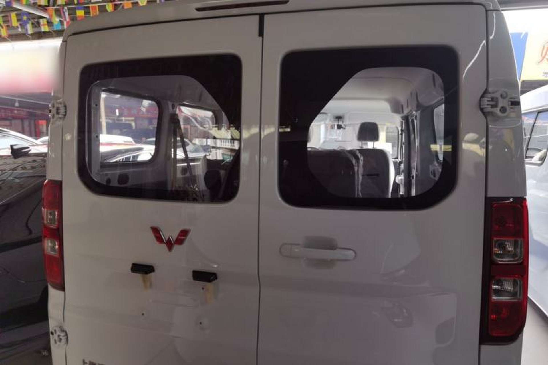 Used Wuling Yangguang 2024 300KM Comfort Version Passenger Van 75kW Rear