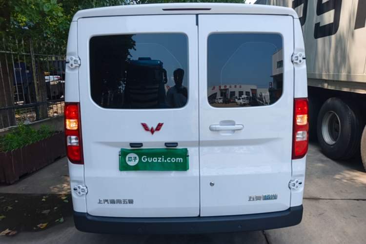 Used Wuling Yangguang 2024 300KM Comfort Version Passenger Van 75kW Rear