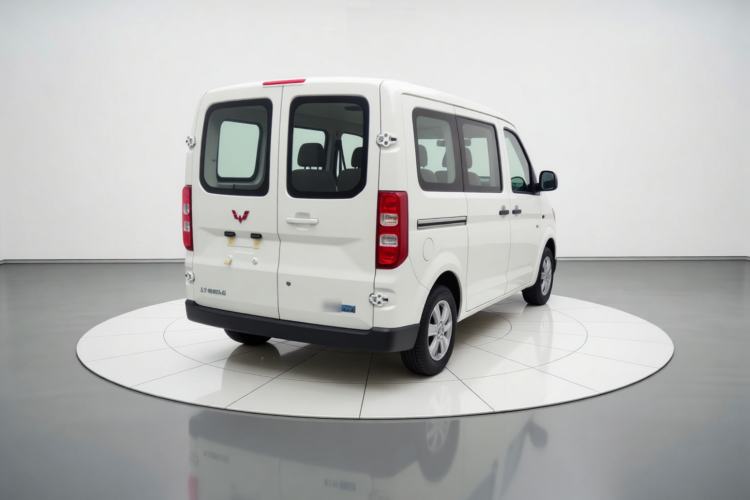 Used Wuling Yangguang 2024 300km Comfort-Grade Passenger Van 60kW Rear