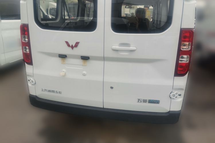 Used Wuling Yangguang 2024 300km Comfort-Grade Passenger Van 60kW Rear